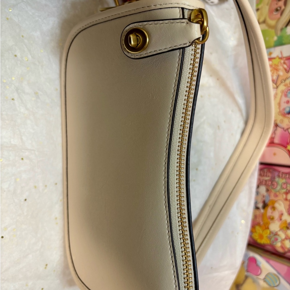 Beautiful Coach Limited Edition Swinger Bag 
PLUS Coach Cherries Keychain!🍒 - Picture 8 of 16